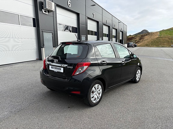 Toyota Yaris 3 of 30