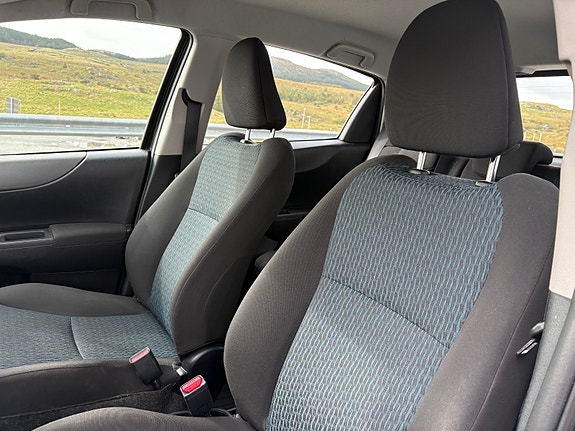 Toyota Yaris 11 of 30