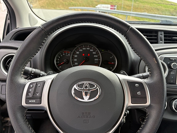 Toyota Yaris 23 of 30