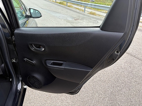 Toyota Yaris 18 of 30