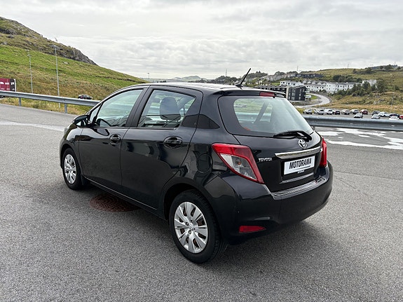 Toyota Yaris 5 of 30