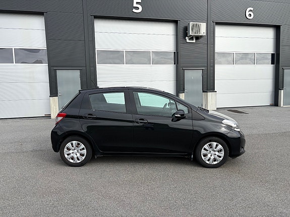 Toyota Yaris 2 of 30