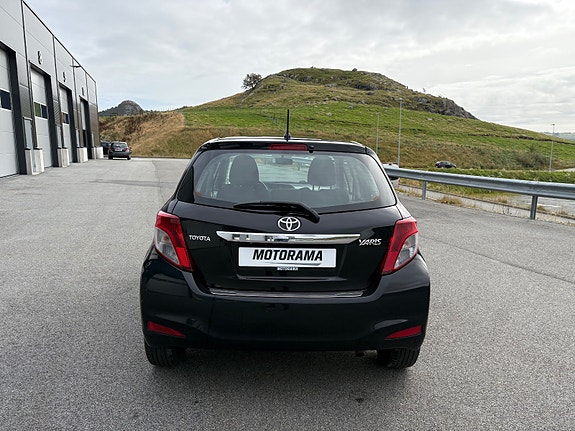 Toyota Yaris 4 of 30