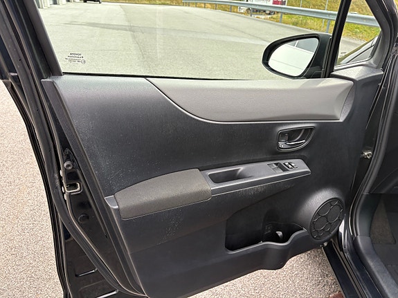 Toyota Yaris 9 of 30
