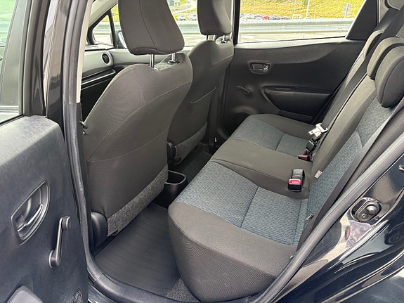 Toyota Yaris 13 of 30