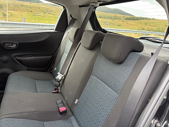 Toyota Yaris 14 of 30