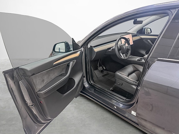 Tesla Model Y 9 of 27