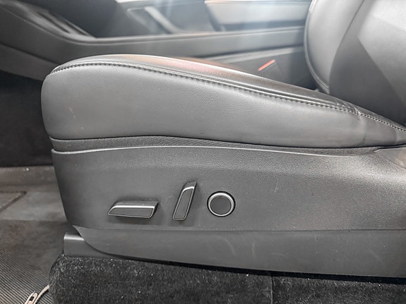 Tesla Model Y 10 of 27