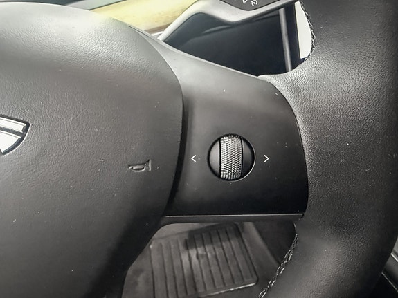 Tesla Model Y 14 of 27