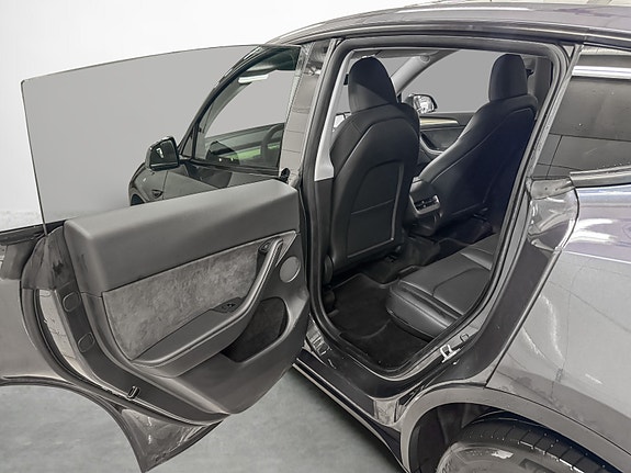 Tesla Model Y 22 of 27