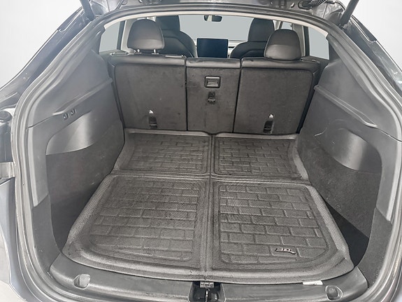 Tesla Model Y 24 of 27