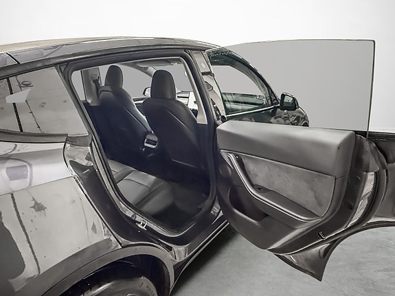 Tesla Model Y 18 of 27