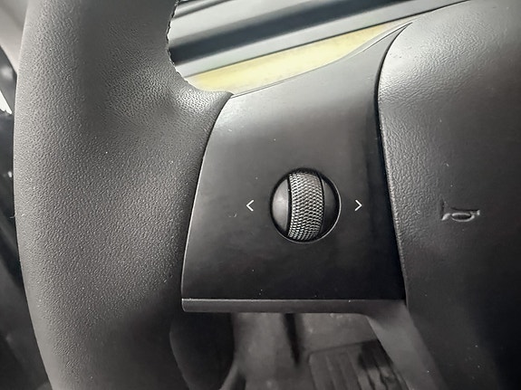 Tesla Model Y 13 of 27