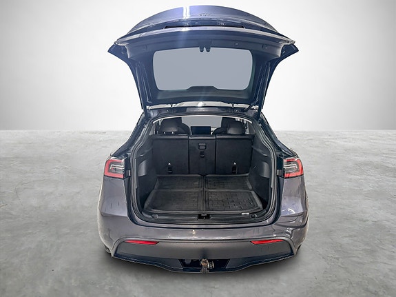 Tesla Model Y 23 of 27