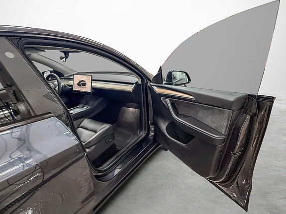 Tesla Model Y 17 of 27