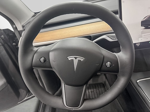 Tesla Model Y 12 of 27
