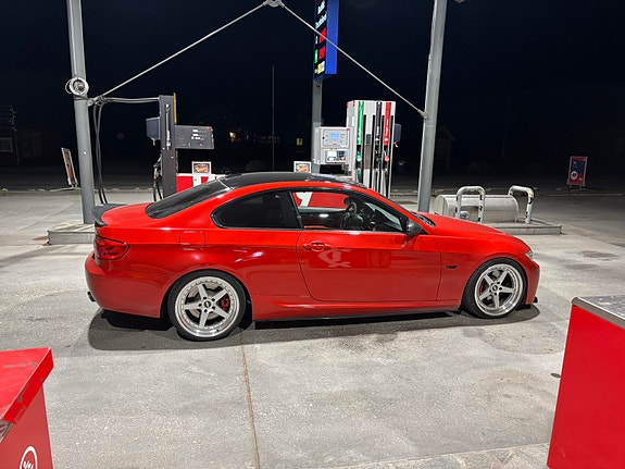 BMW 330d 2 of 6
