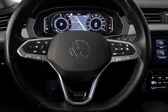 Volkswagen Passat 19 of 30