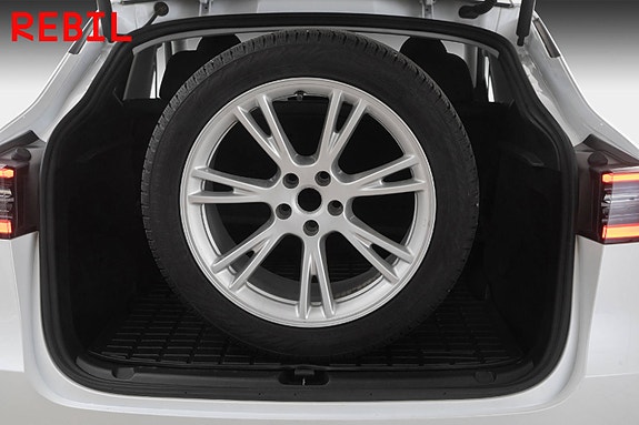 Tesla Model Y 25 of 27