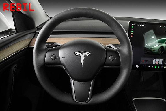 Tesla Model Y 12 of 27
