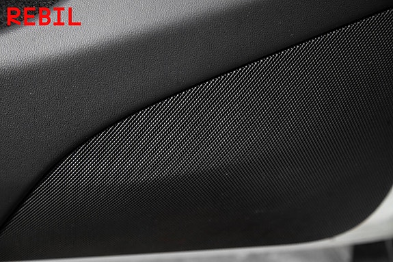 Tesla Model Y 20 of 27