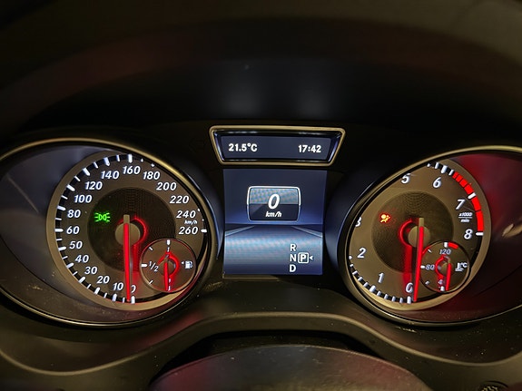 Mercedes-Benz CLA200 8 of 17