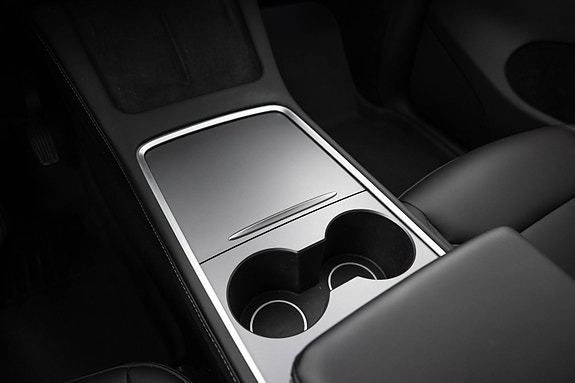 Tesla Model Y 16 of 25