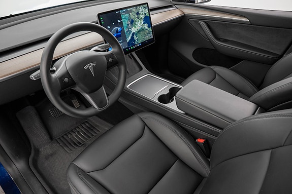 Tesla Model Y 7 of 25