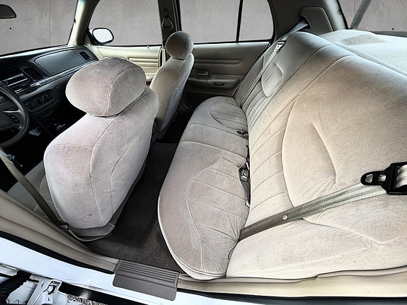 Ford Crown Victoria 16 of 21