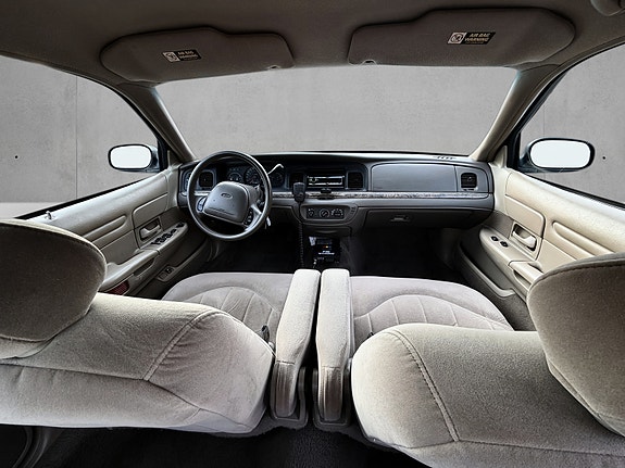 Ford Crown Victoria 10 of 21