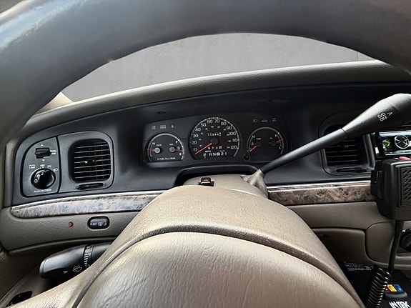 Ford Crown Victoria 12 of 21