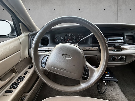 Ford Crown Victoria 11 of 21
