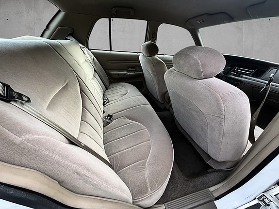 Ford Crown Victoria 15 of 21
