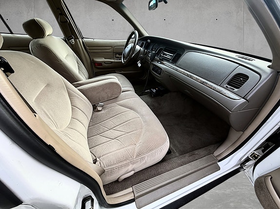 Ford Crown Victoria 14 of 21