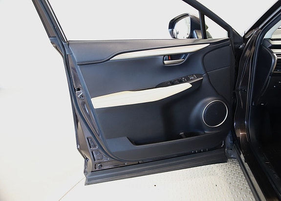 Lexus NX300h 24 of 30