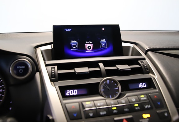Lexus NX300h 16 of 30