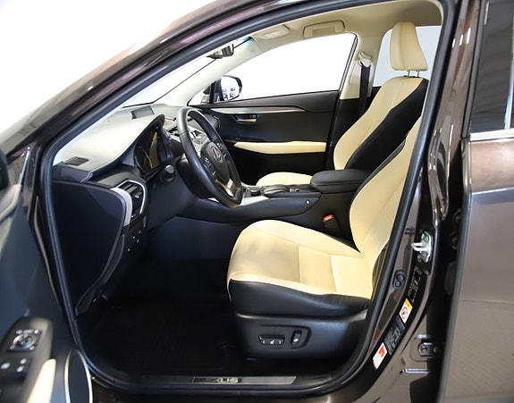 Lexus NX300h 26 of 30