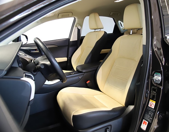 Lexus NX300h 27 of 30