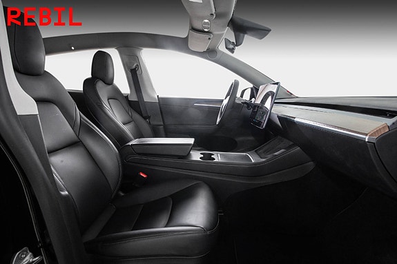 Tesla Model Y 23 of 27