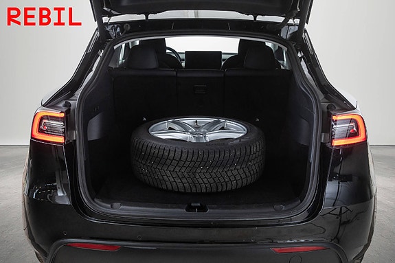 Tesla Model Y 24 of 27