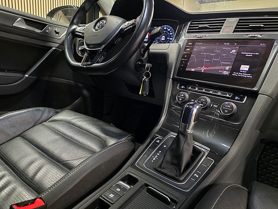 Volkswagen e-Golf VII 26 of 30