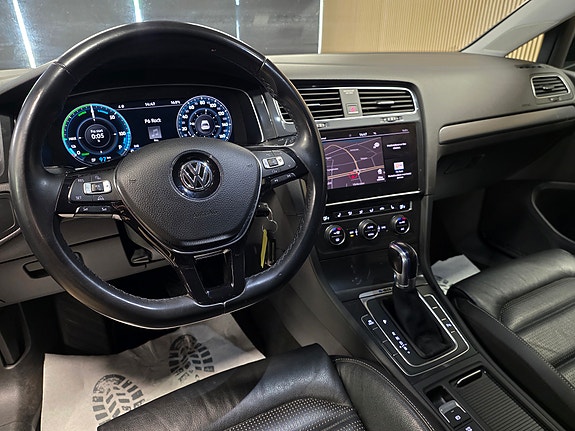 Volkswagen e-Golf VII 14 of 30