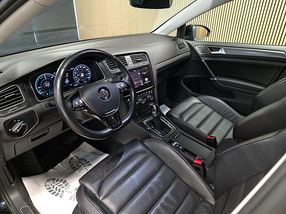 Volkswagen e-Golf VII 16 of 30