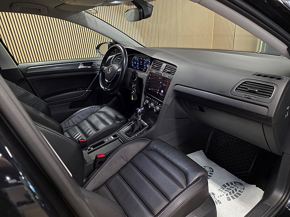 Volkswagen e-Golf VII 22 of 30