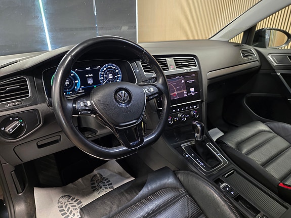 Volkswagen e-Golf VII 15 of 30