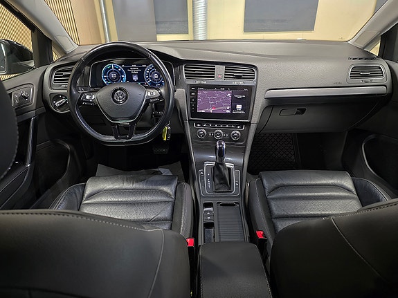Volkswagen e-Golf VII 27 of 30