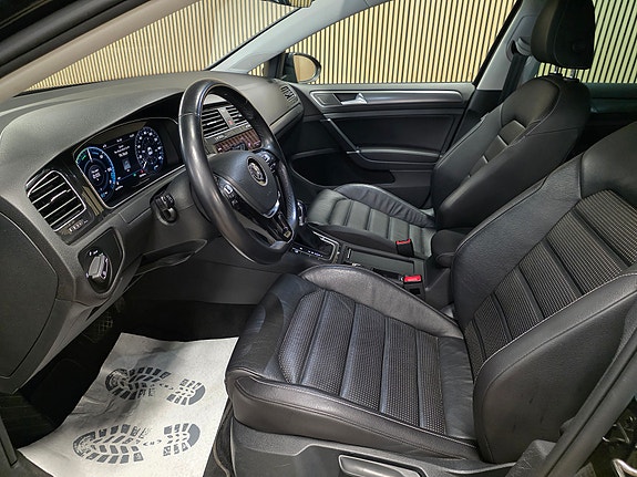 Volkswagen e-Golf VII 17 of 30