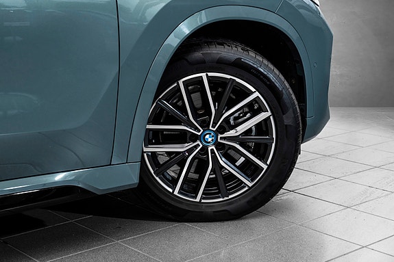 BMW iX1 10 of 30