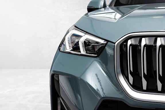 BMW iX1 4 of 30