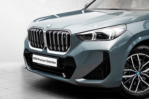 BMW iX1 2 of 30